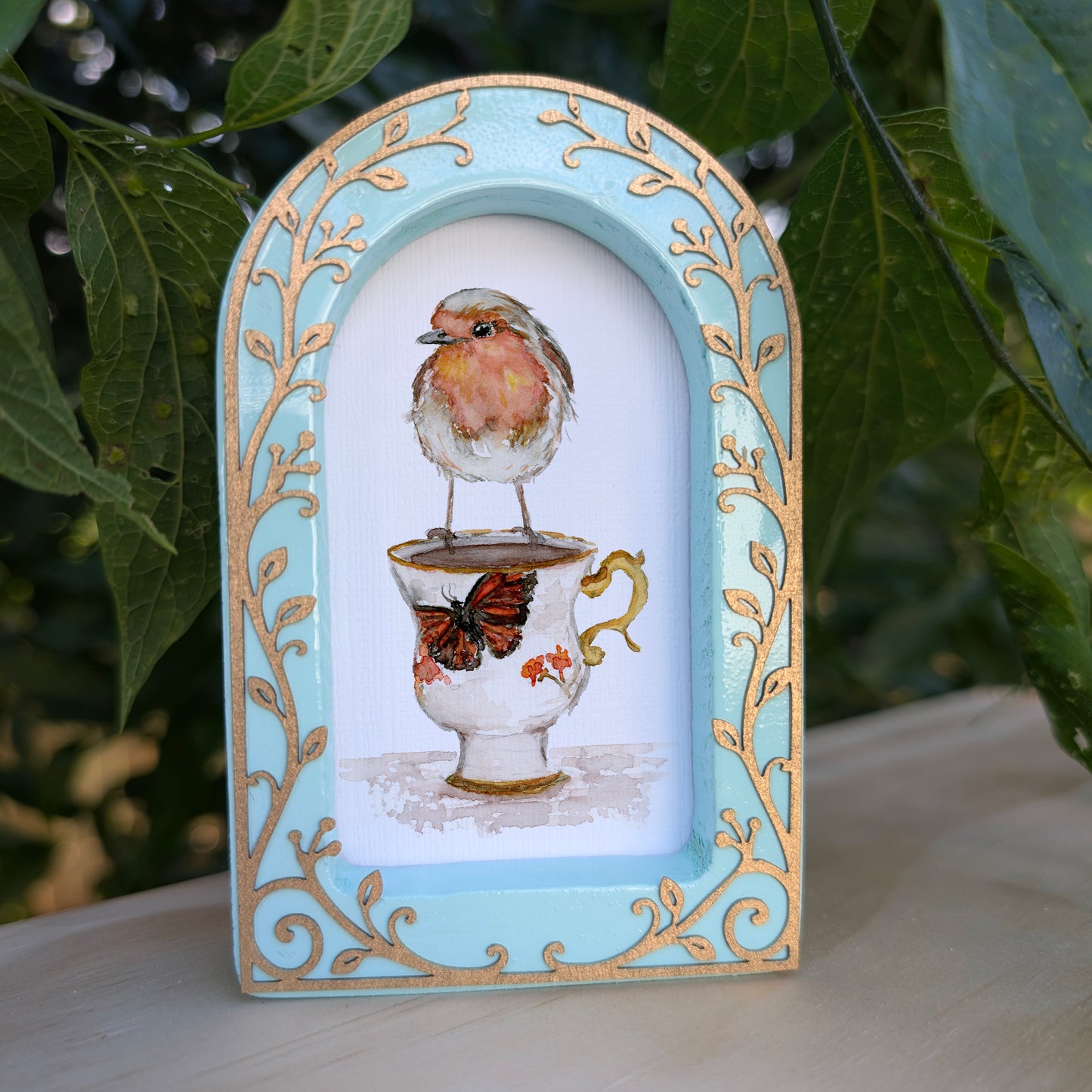 Robin on Teacup - Ornate Arch Frame